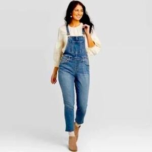 Universal Thread Women's Light Blue Denim Overalls , Like New.